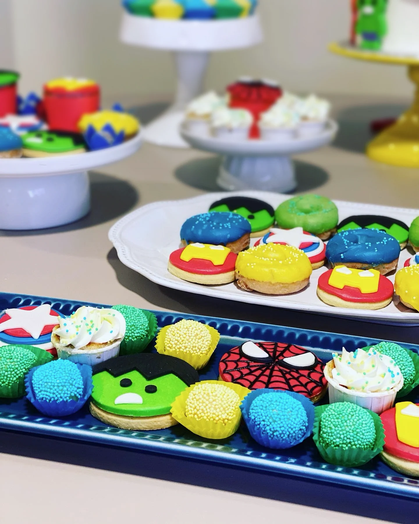 Seleção colorida de cupcakes, bolachas e doces personalizados para uma festa infantil